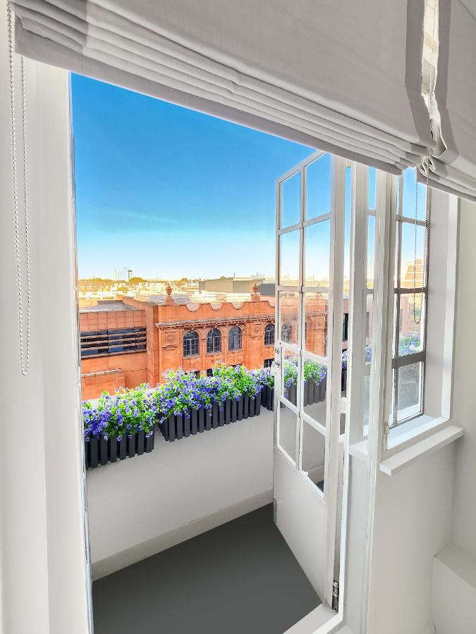Chelsea Flat 10 Mins Harrods, Balcony, Gym, Air Conditioning * Londra