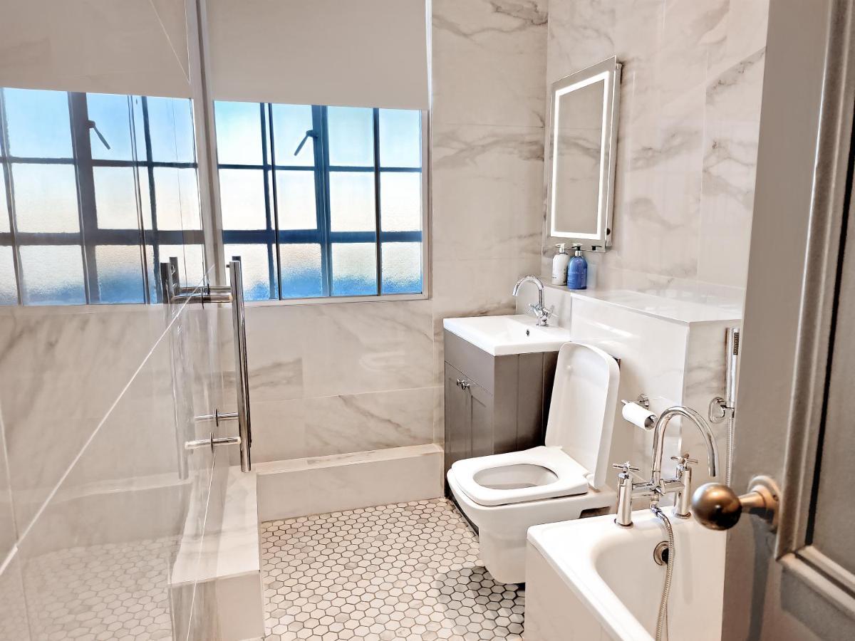 Chelsea Flat 10 Mins Harrods, Balcony, Gym, Air Conditioning Londra