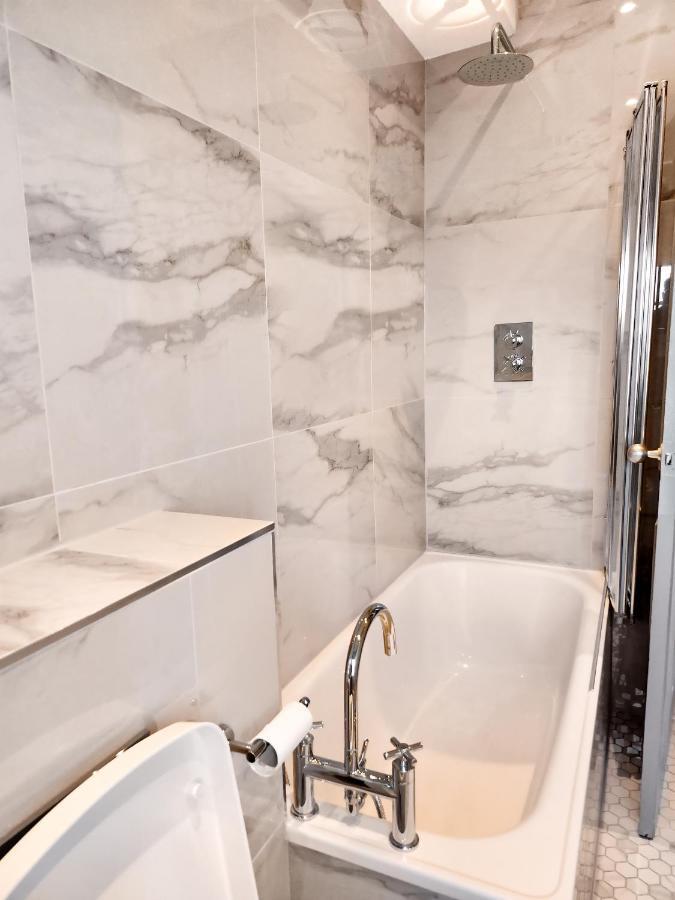 Chelsea Flat 10 Mins Harrods, Balcony, Gym, Air Conditioning Appartamento